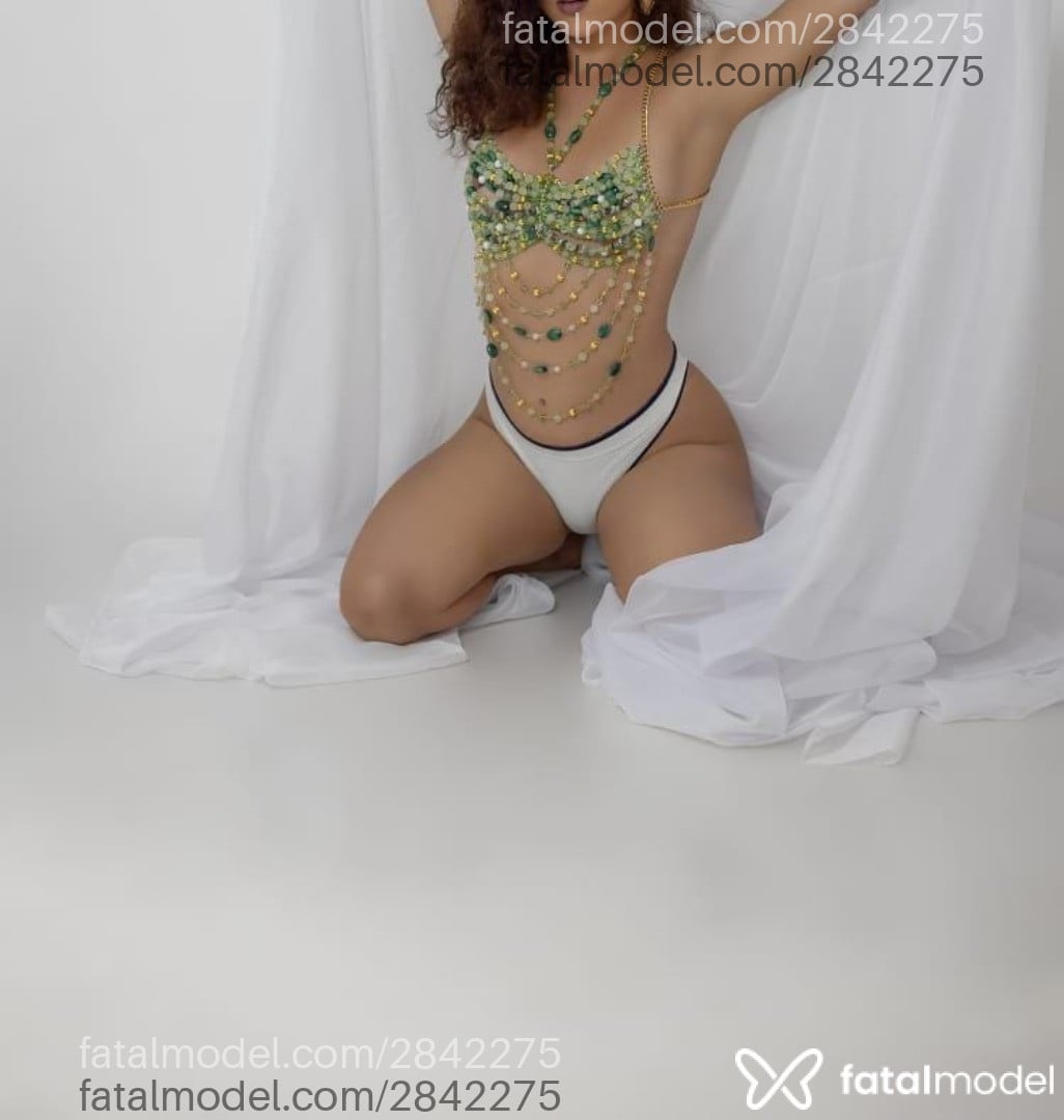 Acompanhante mulher morena (o) de olhos pretos - Fera Latina