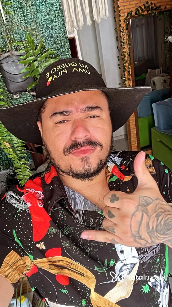 Acompanhante homem com cabelo castanho de olhos castanhos - Cigano