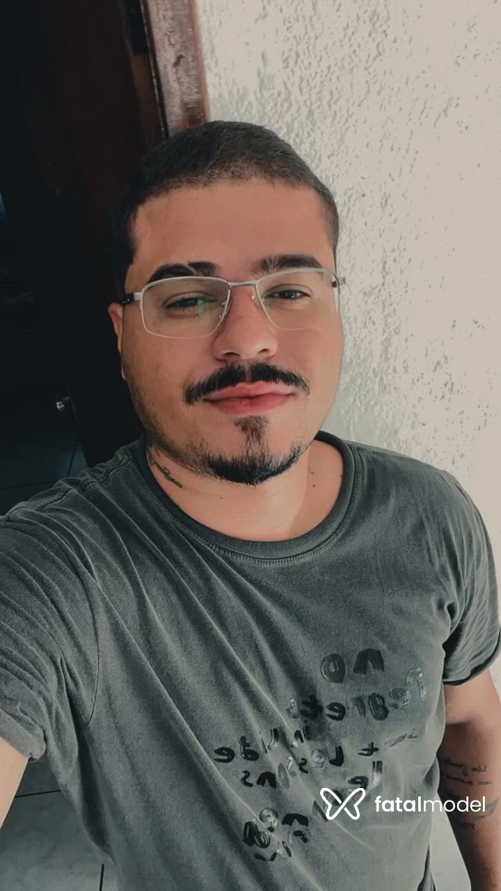 Acompanhante homem com cabelo castanho de olhos castanhos - Cigano