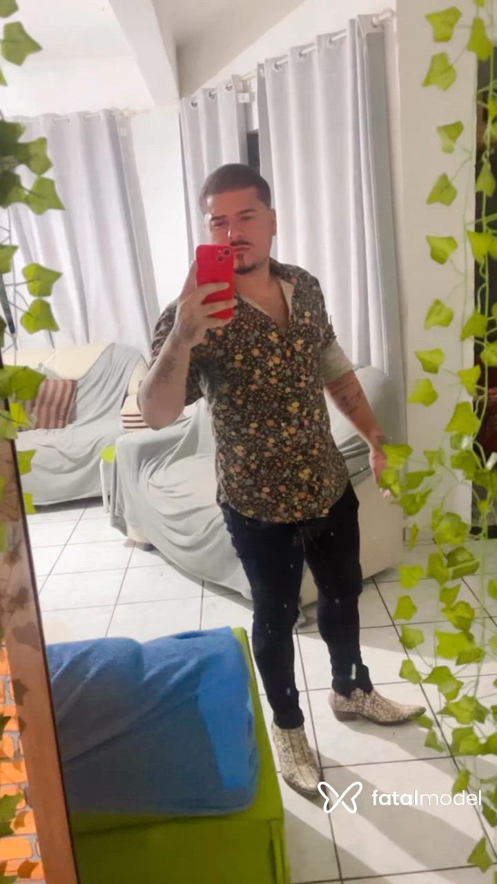 Acompanhante homem com cabelo castanho de olhos castanhos - Cigano