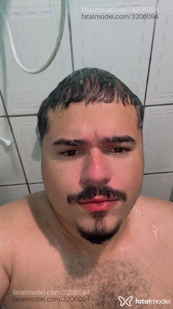 Acompanhante homem com cabelo castanho de olhos castanhos - Cigano