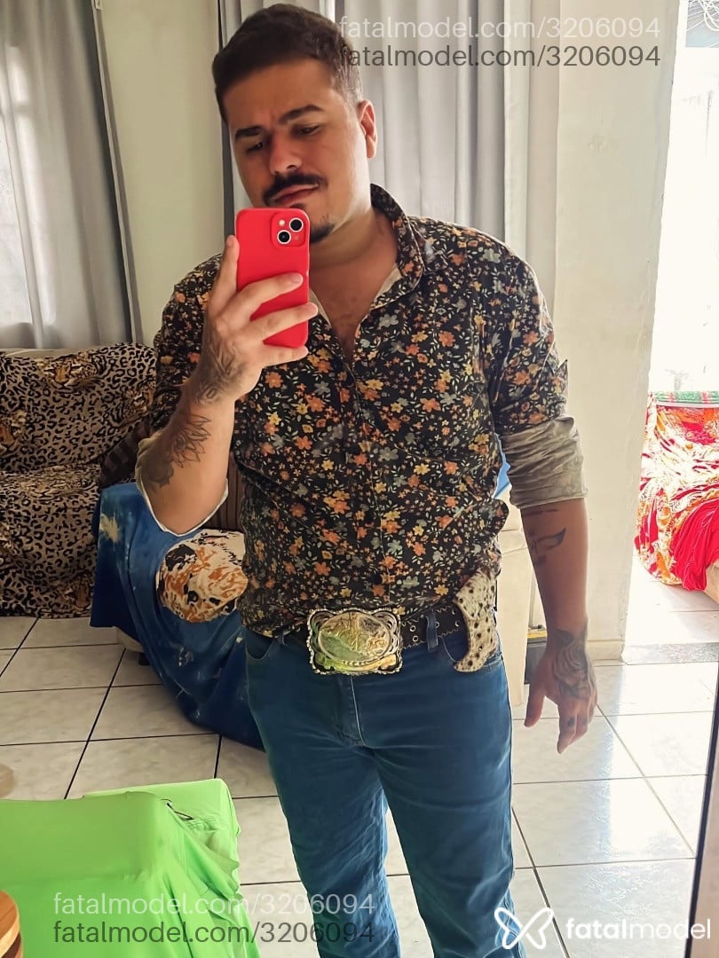 Acompanhante homem com cabelo castanho de olhos castanhos - Cigano