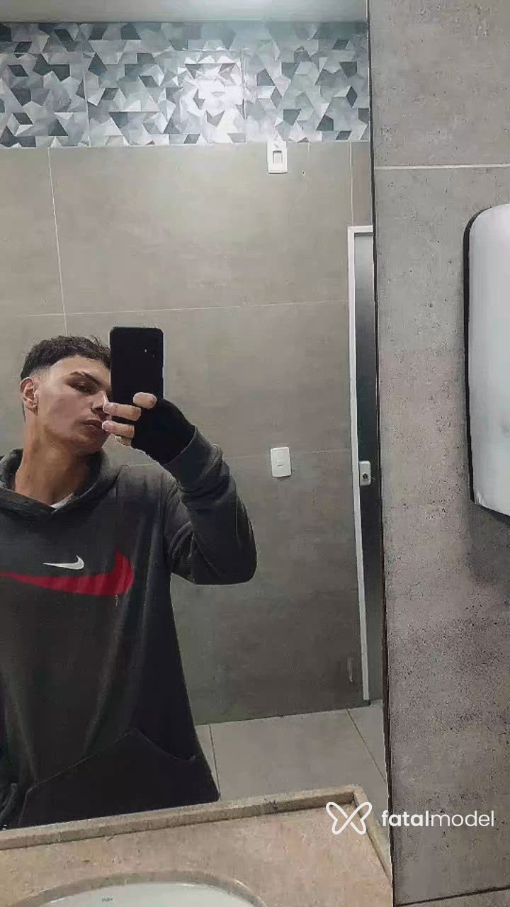Acompanhante homem com cabelo castanho de olhos castanhos - Rzinn