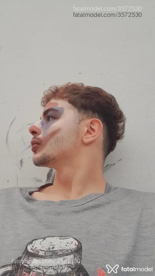 Acompanhante homem com cabelo castanho de olhos castanhos - Rzinn