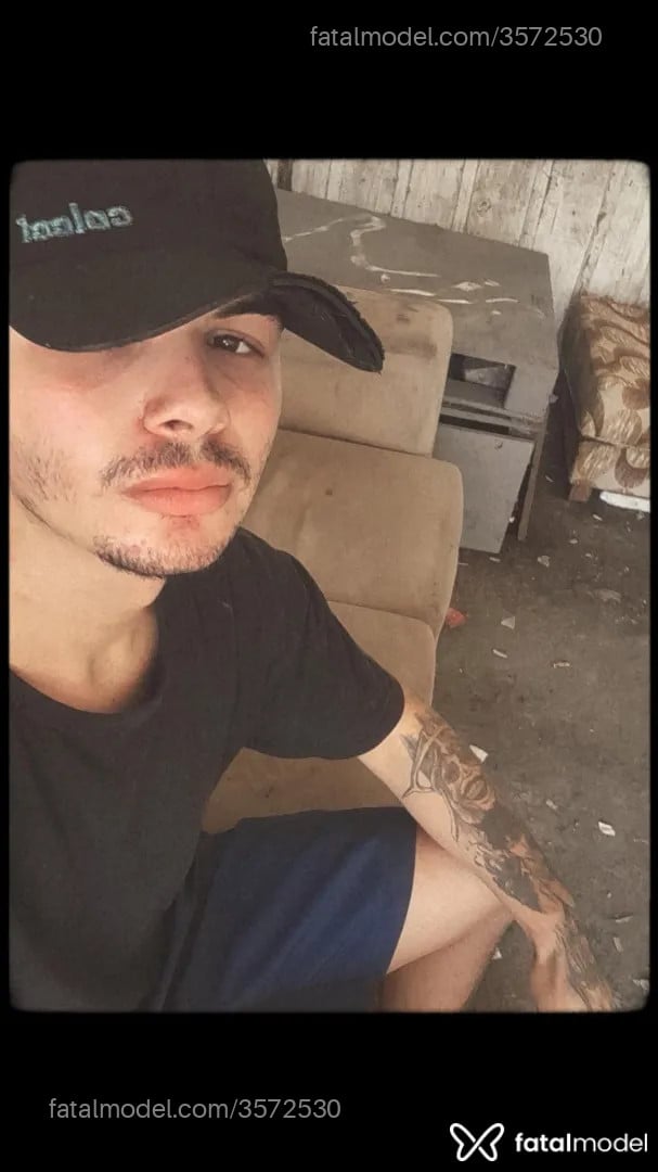 Acompanhante homem com cabelo castanho de olhos castanhos - Rzinn