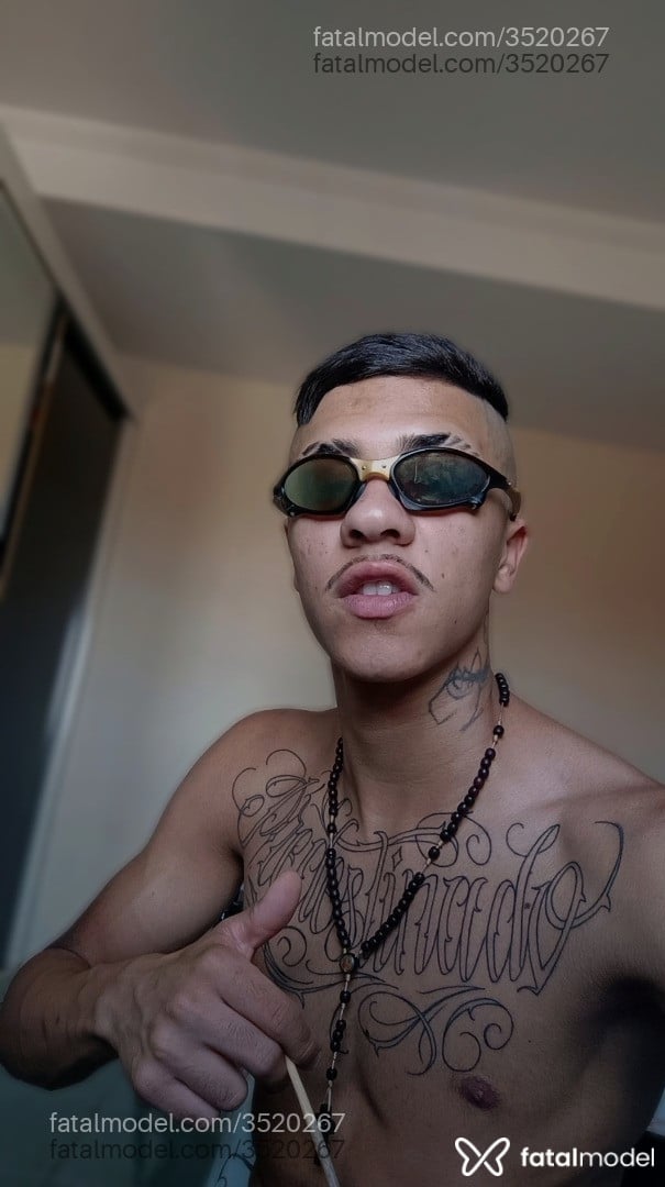 Acompanhante homem sem cabelo de olhos castanhos - Theus