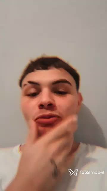 Acompanhante homem com cabelo castanho de olhos castanhos - Rzinn