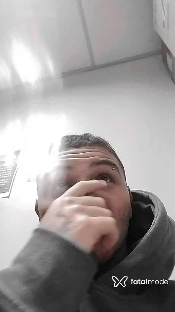 Acompanhante homem com cabelo castanho de olhos castanhos - Rzinn