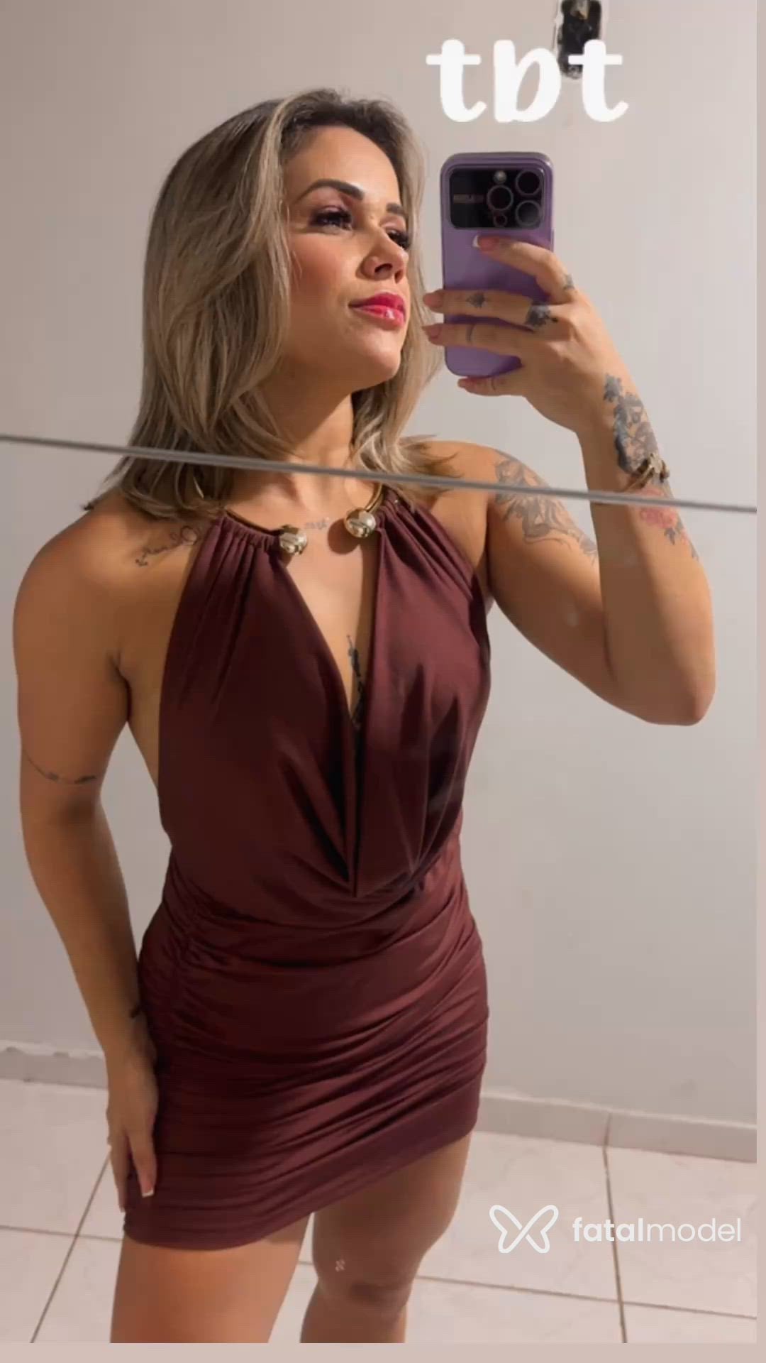 Acompanhante mulher loira (o) de olhos castanhos - Helo