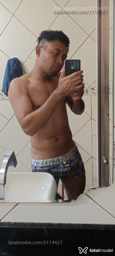 Acompanhante homem com cabelo grisalho de olhos castanhos - Negonego