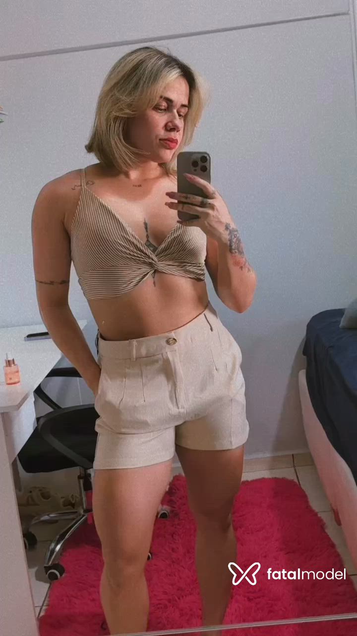 Acompanhante mulher loira (o) de olhos castanhos - Helo