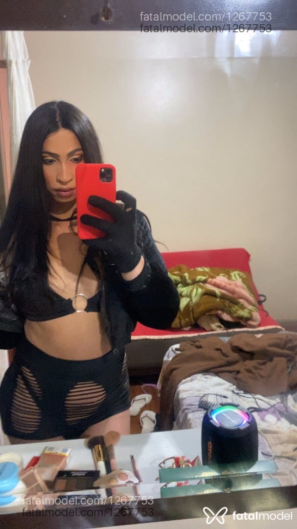 Acompanhante mulher trans morena (o) de olhos pretos - Isabela