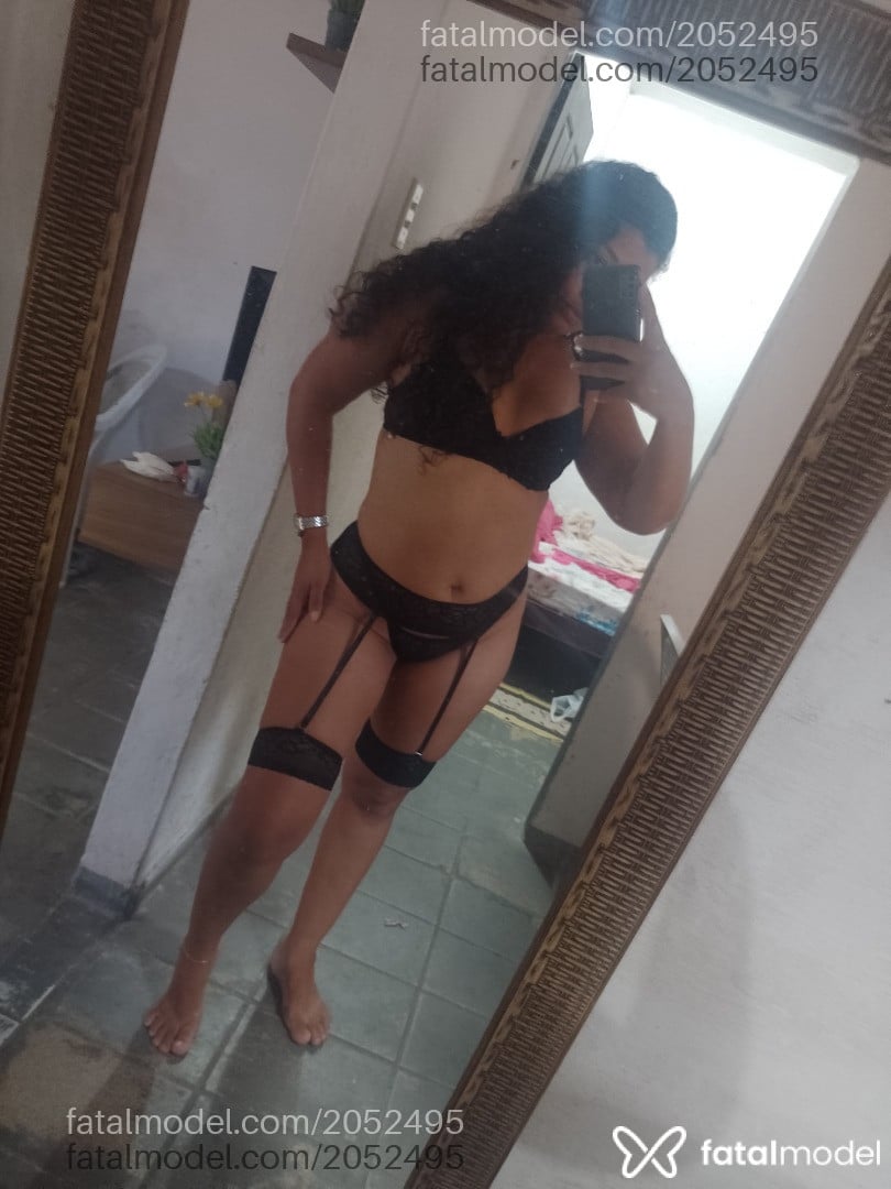 Acompanhante mulher com cabelo castanho de olhos castanhos - Kaah Almeida