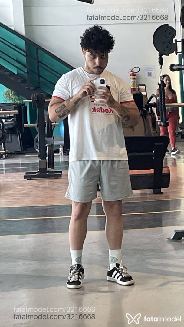 Acompanhante homem com cabelo castanho de olhos castanhos - Júnior