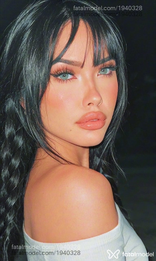 Acompanhante mulher morena (o) de olhos verdes - Kai