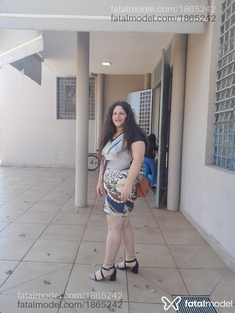 Acompanhante mulher trans com cabelo castanho de olhos mel - Daiana