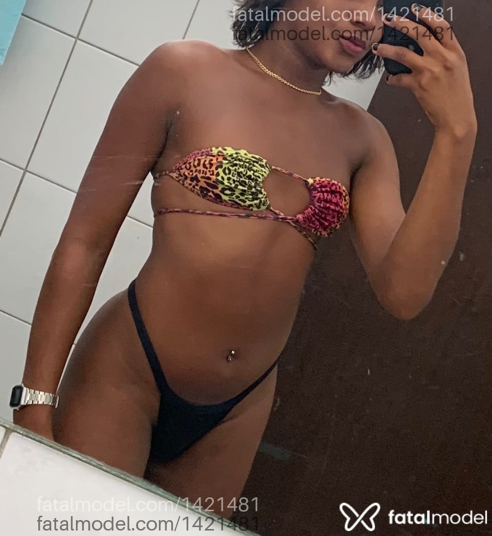 Acompanhante mulher trans com cabelo castanho de olhos castanhos - Renata Roberts