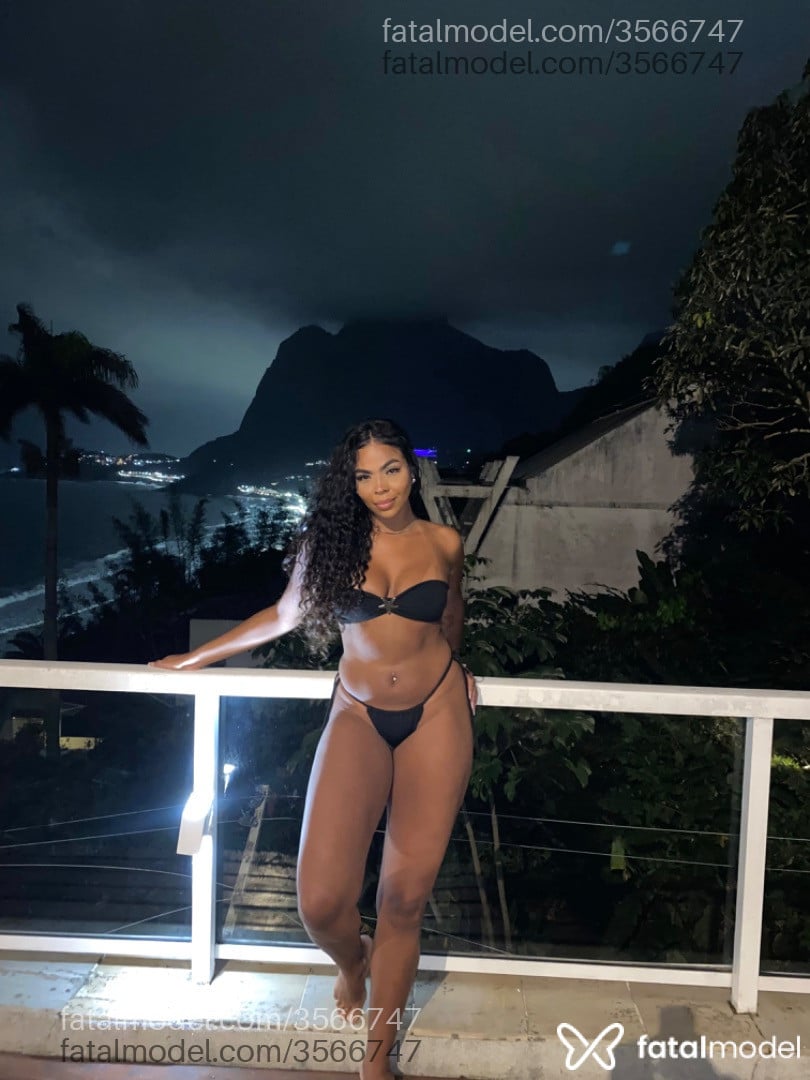Acompanhante mulher morena (o) de olhos castanhos - Morena