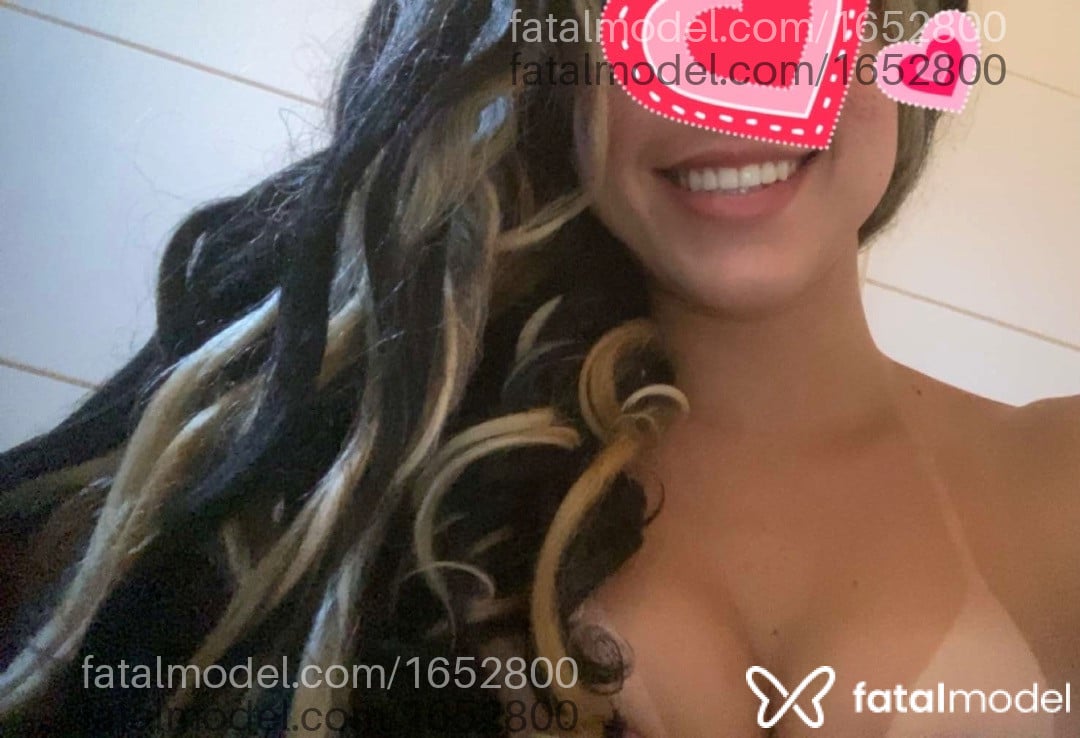 Acompanhante mulher trans morena (o) de olhos pretos - Dhanyella