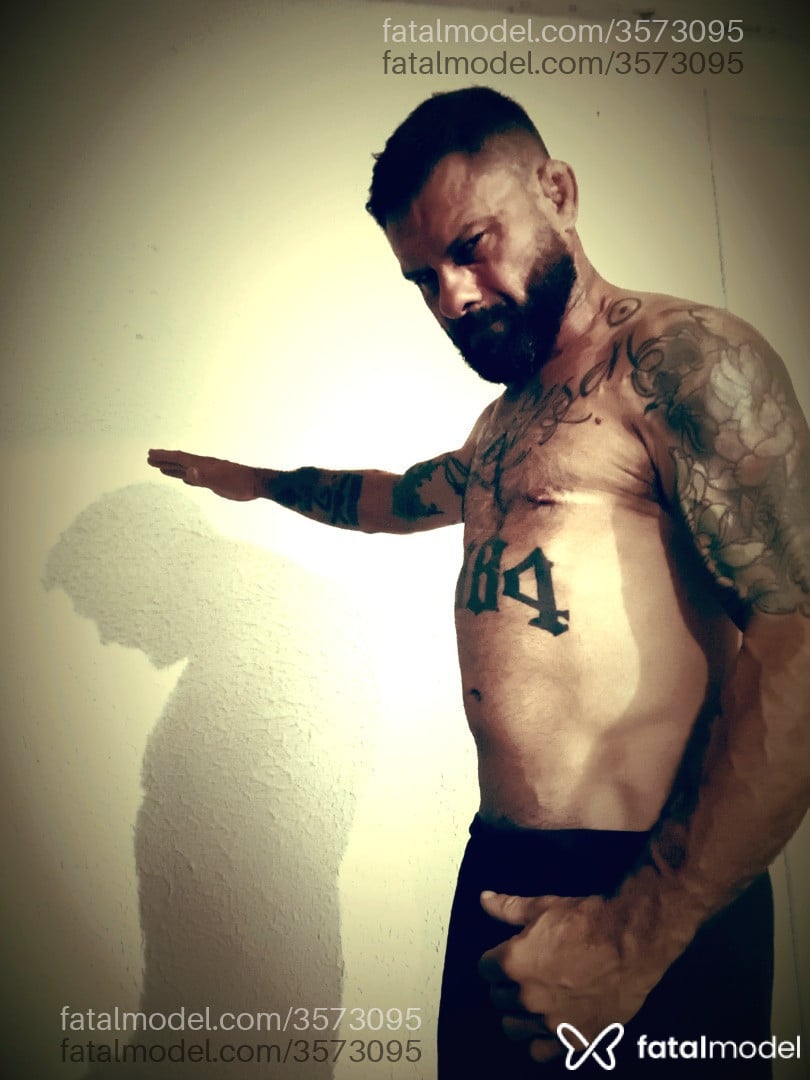 Acompanhante homem com cabelo castanho de olhos castanhos - Juan Pedro