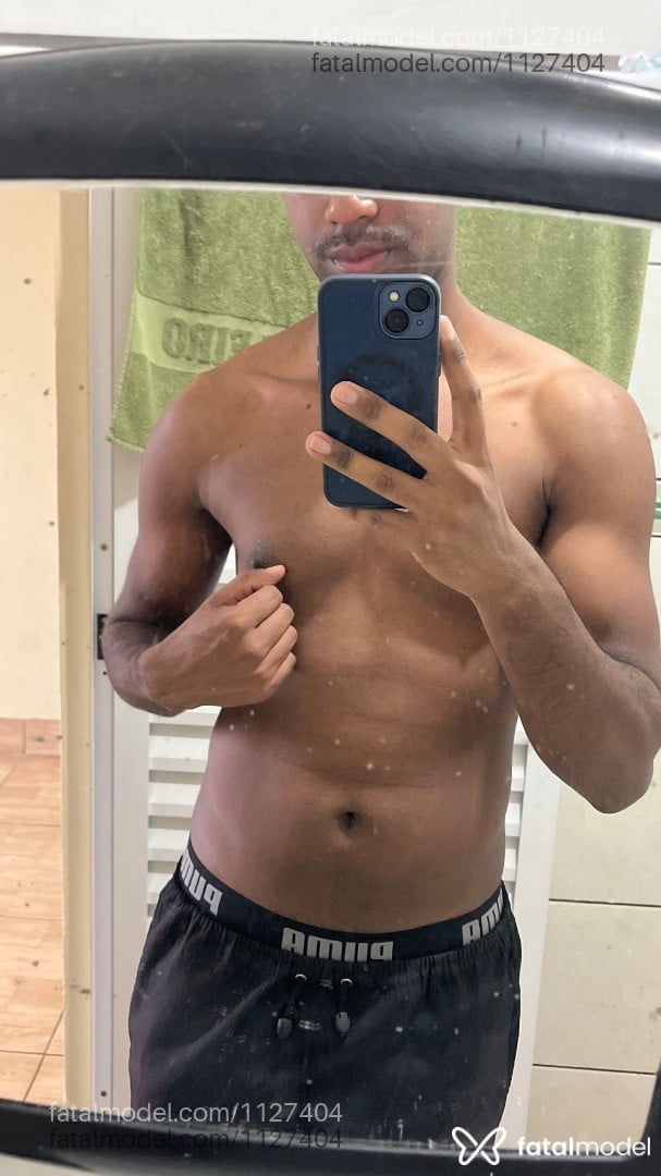 Acompanhante homem morena (o) de olhos castanhos - math Acompanhante homem morena (o) de olhos castanhos - math