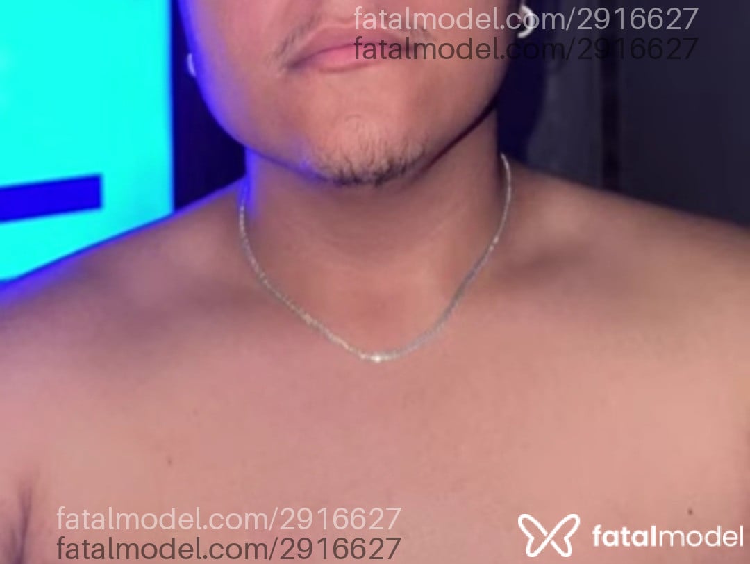 Acompanhante homem com cabelo castanho de olhos verdes - Pedro
