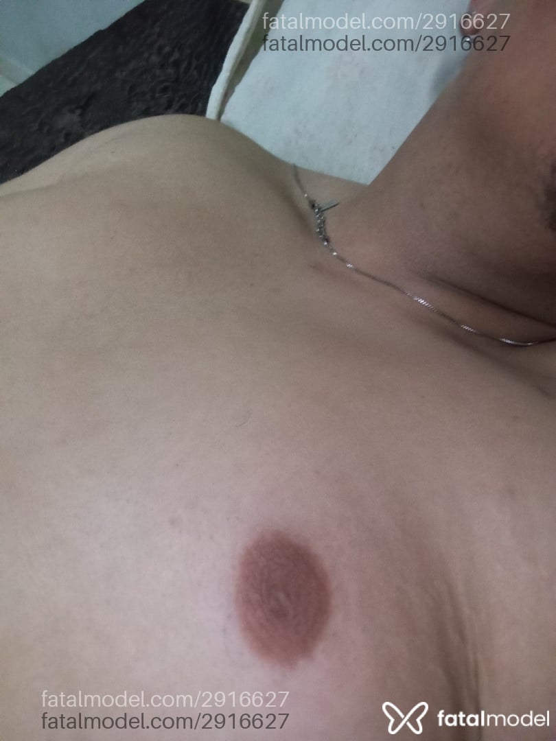 Acompanhante homem com cabelo castanho de olhos verdes - Pedro