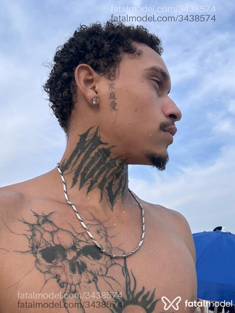 Acompanhante homem com cabelo castanho de olhos castanhos - Destro