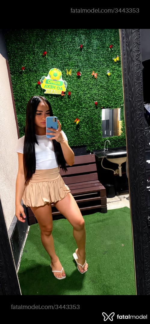 Acompanhante mulher trans com cabelo castanho de olhos castanhos - Bárbara Novais