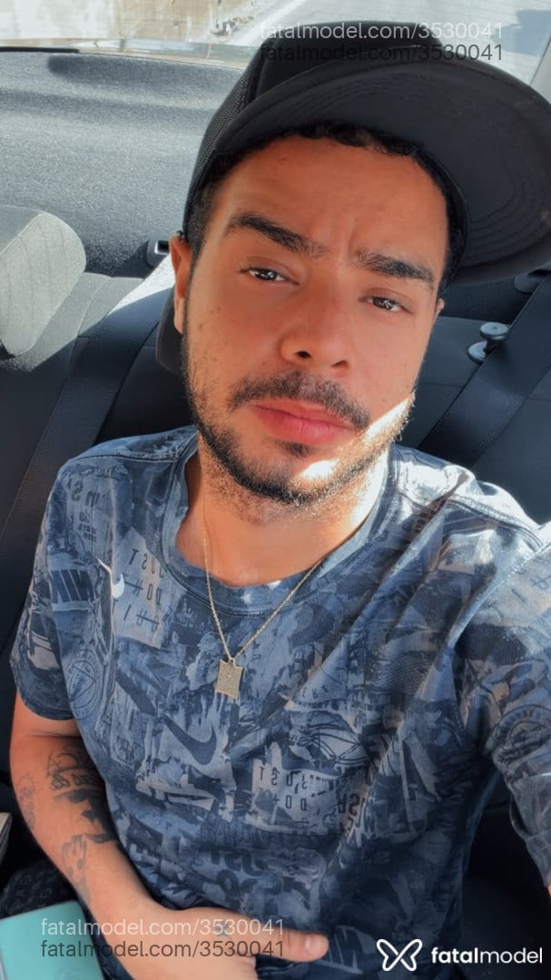 Acompanhante homem com cabelo castanho de olhos castanhos - Branquin