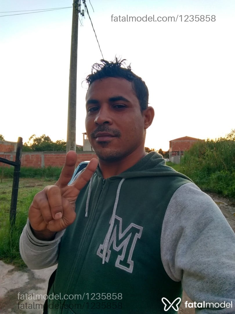 Acompanhante homem com cabelo castanho de olhos castanhos - Moreno