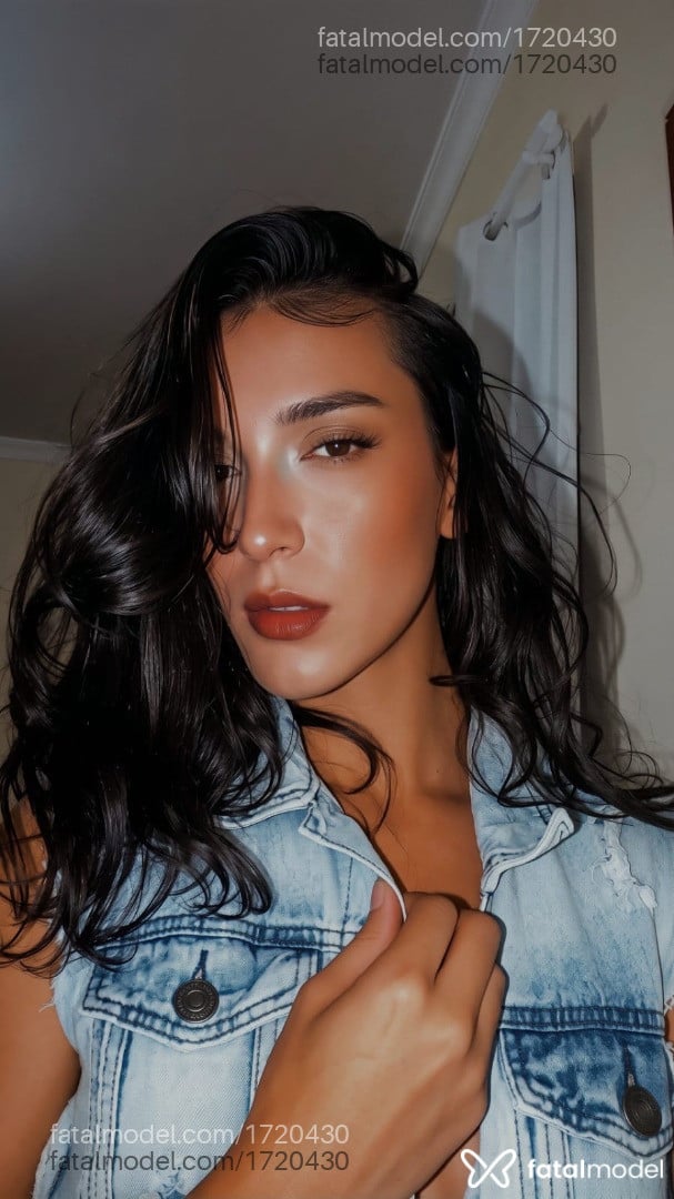 Acompanhante mulher trans morena (o) de olhos castanhos - Lua
