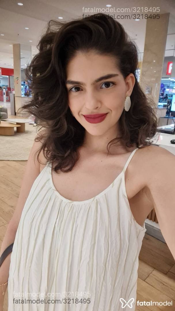 Acompanhante mulher com cabelo castanho de olhos castanhos em Brasília - Úrsula