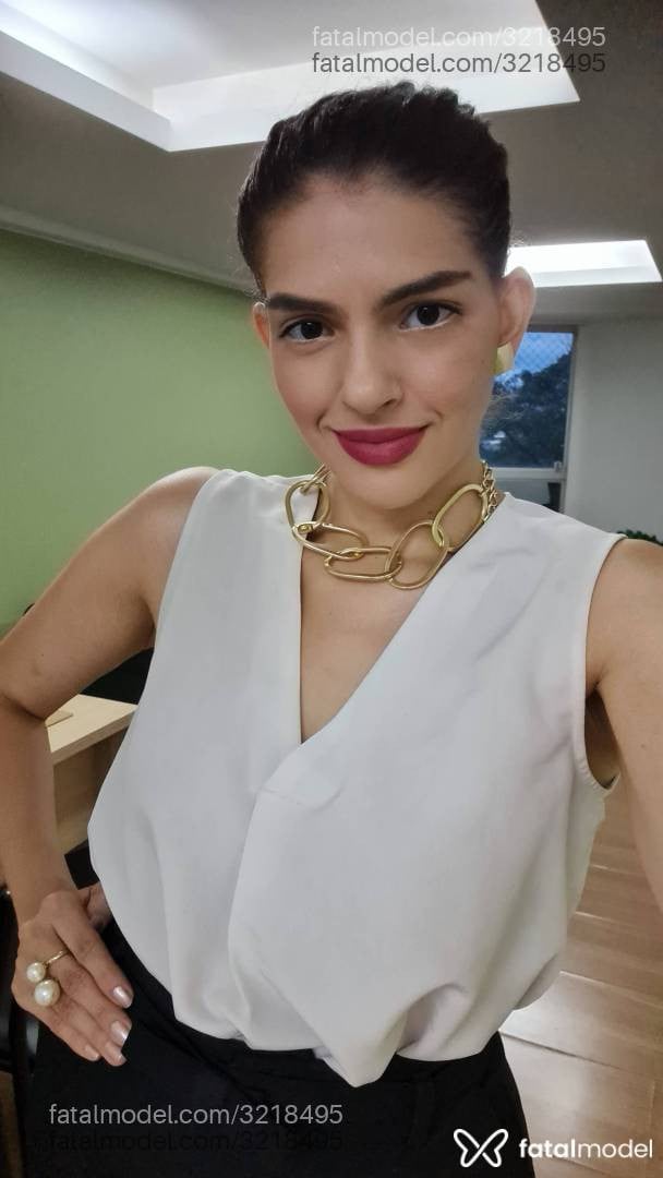 Acompanhante mulher com cabelo castanho de olhos castanhos em Brasília - Úrsula