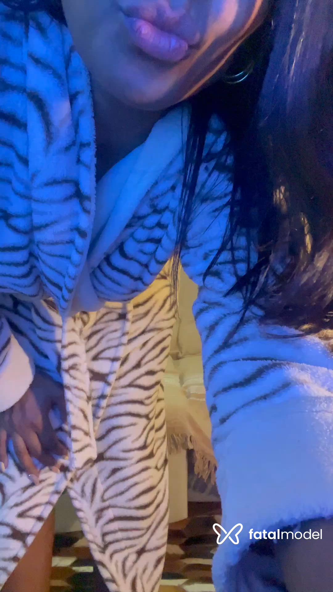 Acompanhante mulher com cabelo castanho de olhos pretos - Luana Paiva
