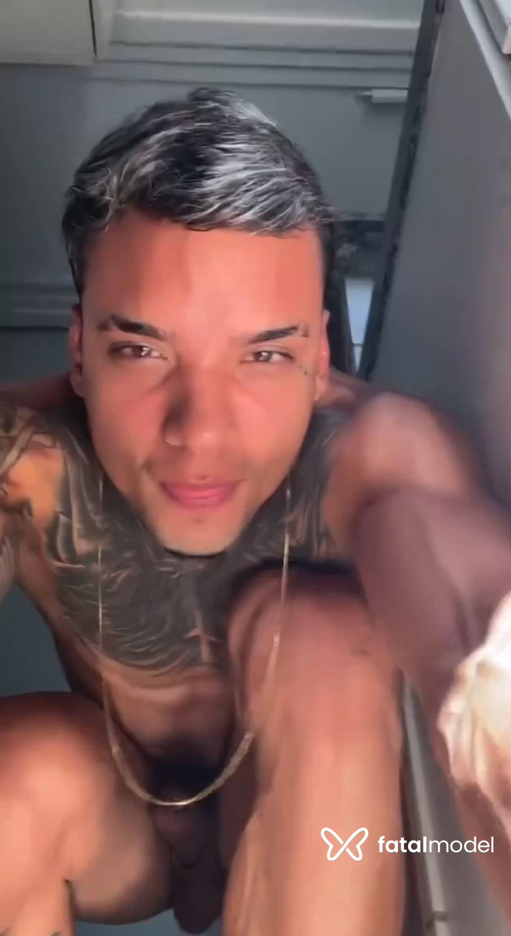 Acompanhante homem com cabelo colorido de olhos castanhos - Kaleb stiven