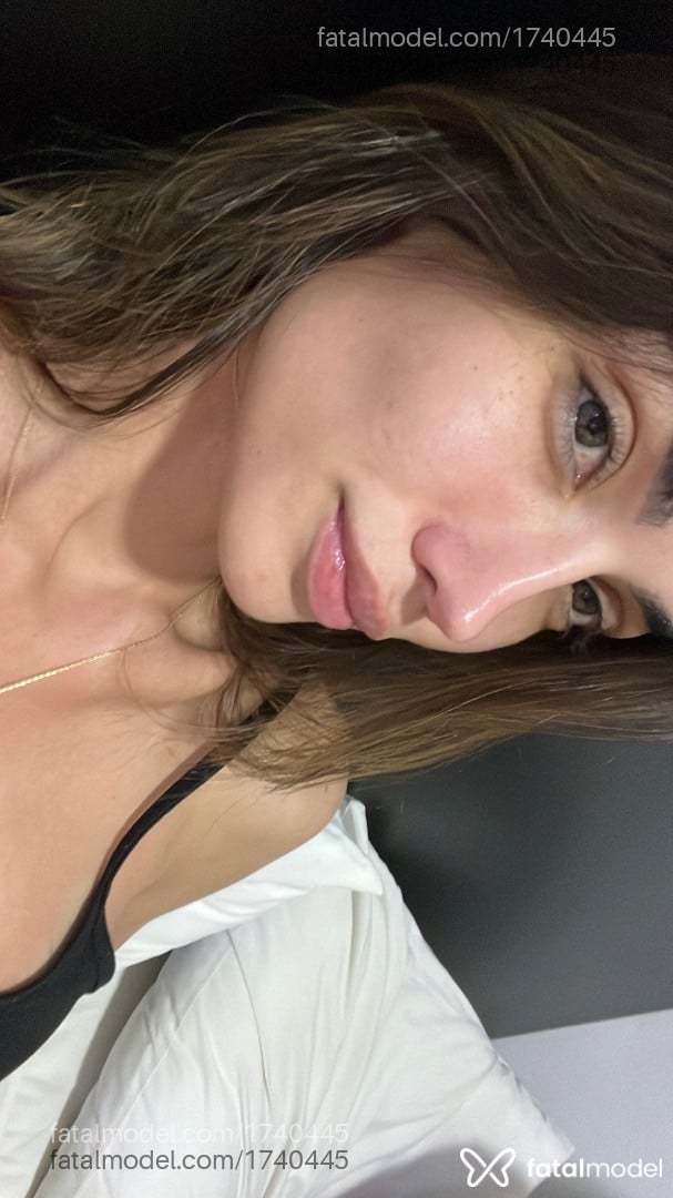 Acompanhante mulher com cabelo castanho de olhos verdes - Taís Franco