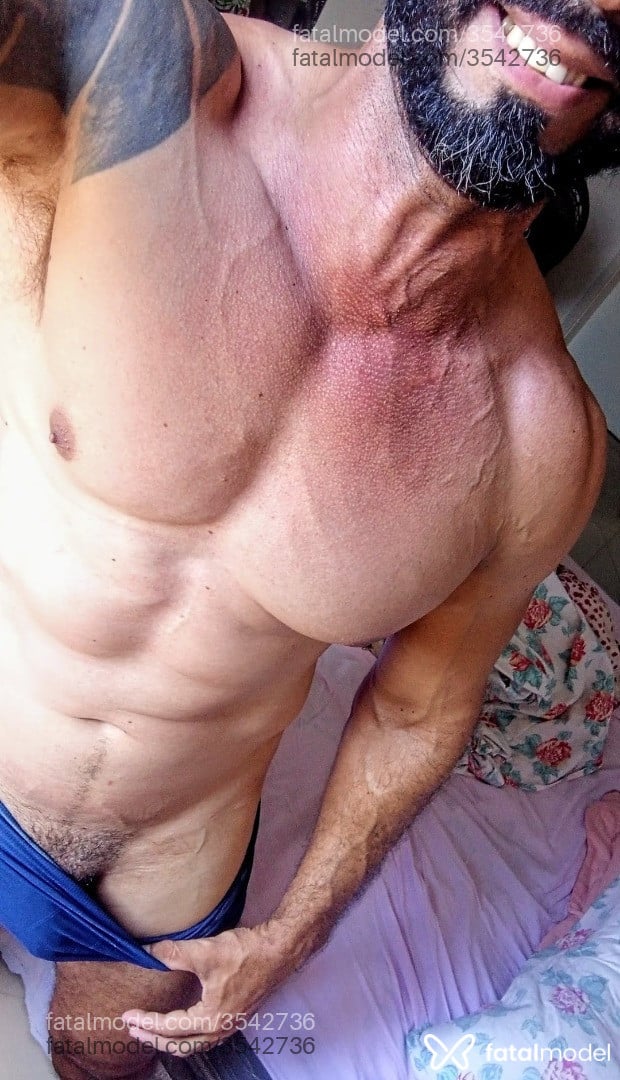 Acompanhante homem com cabelo castanho de olhos castanhos - Bigtaubate