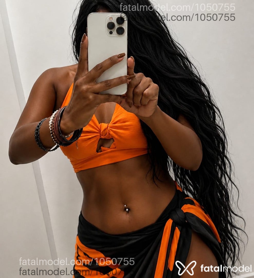 Acompanhante mulher morena (o) de olhos pretos - Mel Ferrari