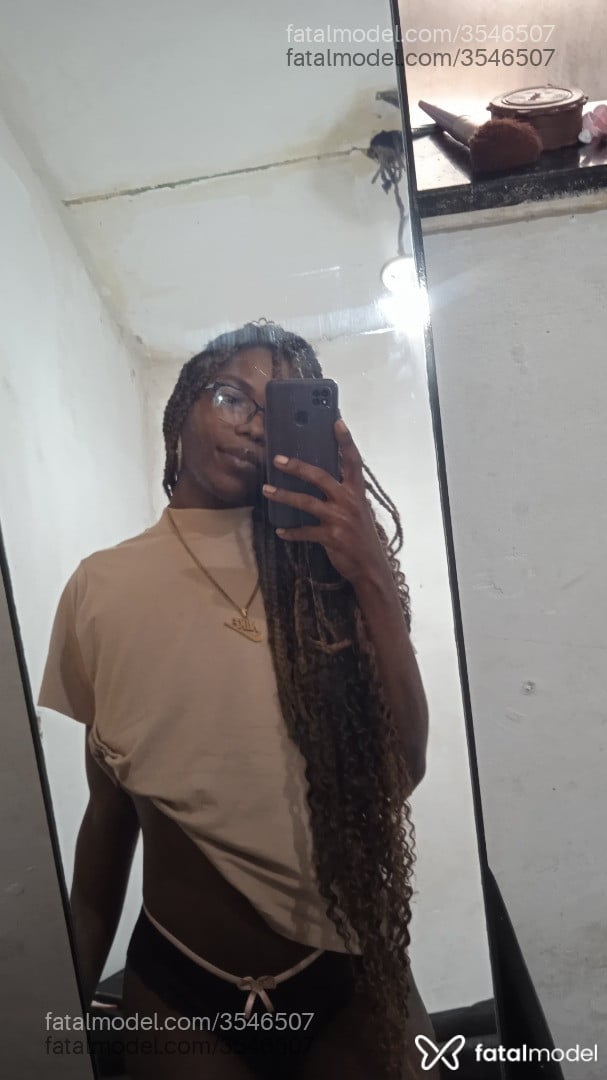 Acompanhante mulher trans morena (o) de olhos pretos - Hotblack
