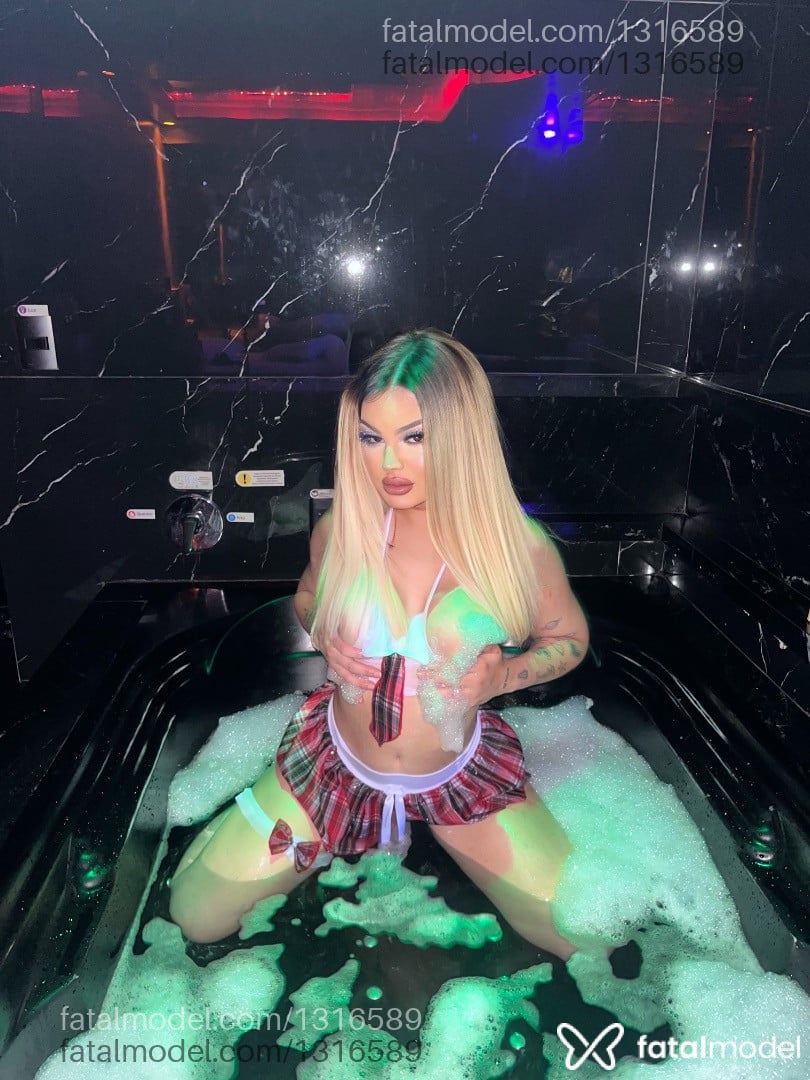Acompanhante mulher trans loira (o) de olhos castanhos - Lana Reis