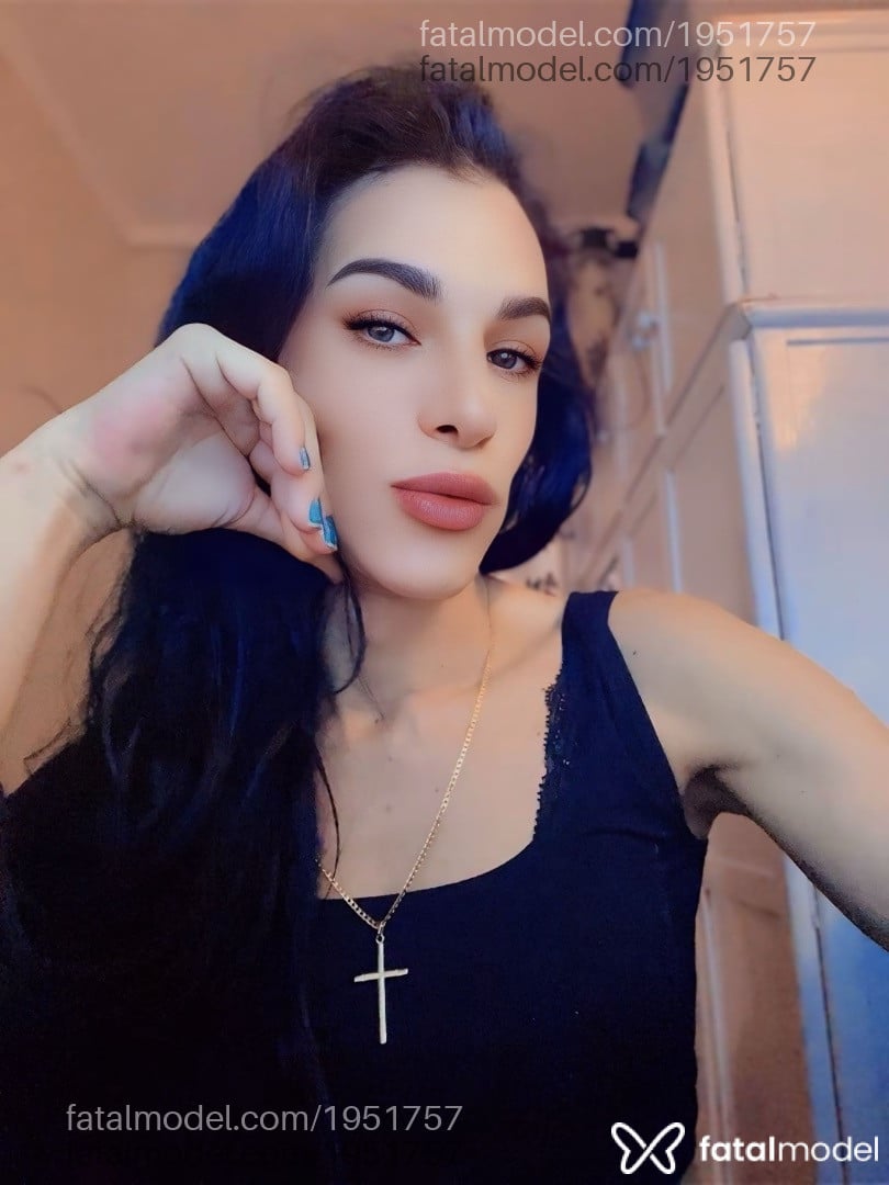 Acompanhante mulher trans morena (o) de olhos verdes - Laura