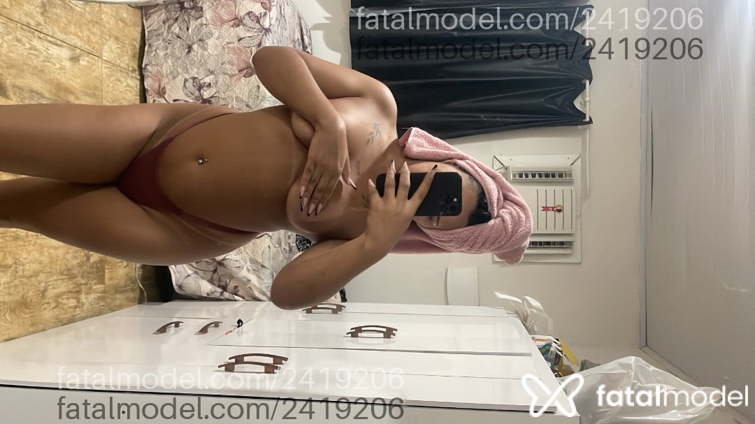Acompanhante mulher trans loira (o) de olhos pretos - Maria Eduarda