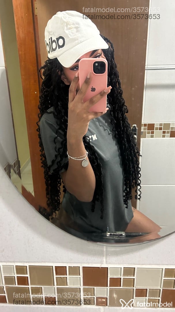 Acompanhante mulher trans morena (o) de olhos pretos - Moana