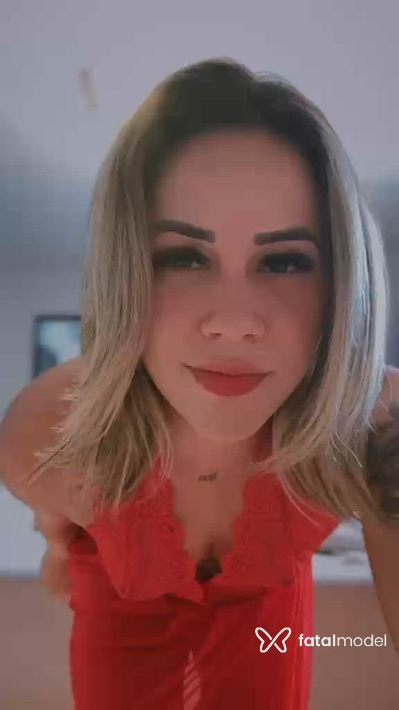 Acompanhante mulher loira (o) de olhos castanhos - Helo
