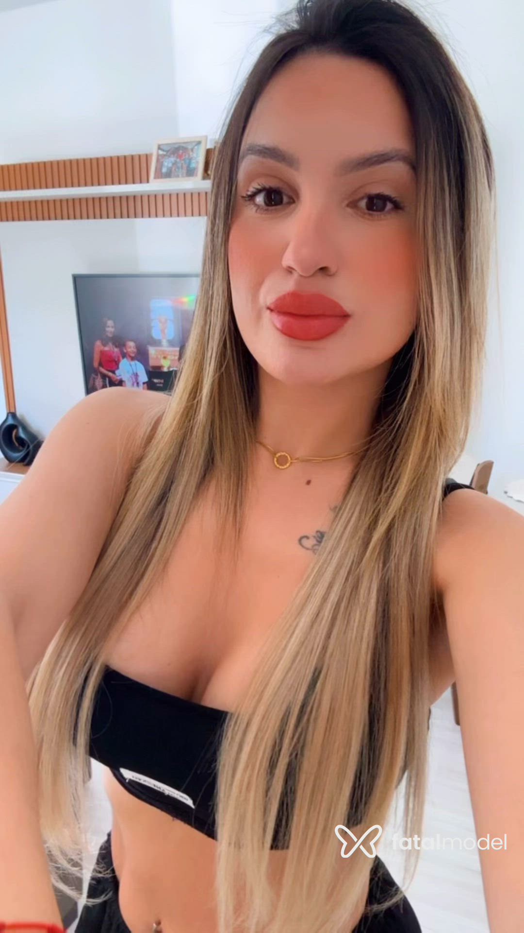Acompanhante mulher loira (o) de olhos castanhos - Gaby