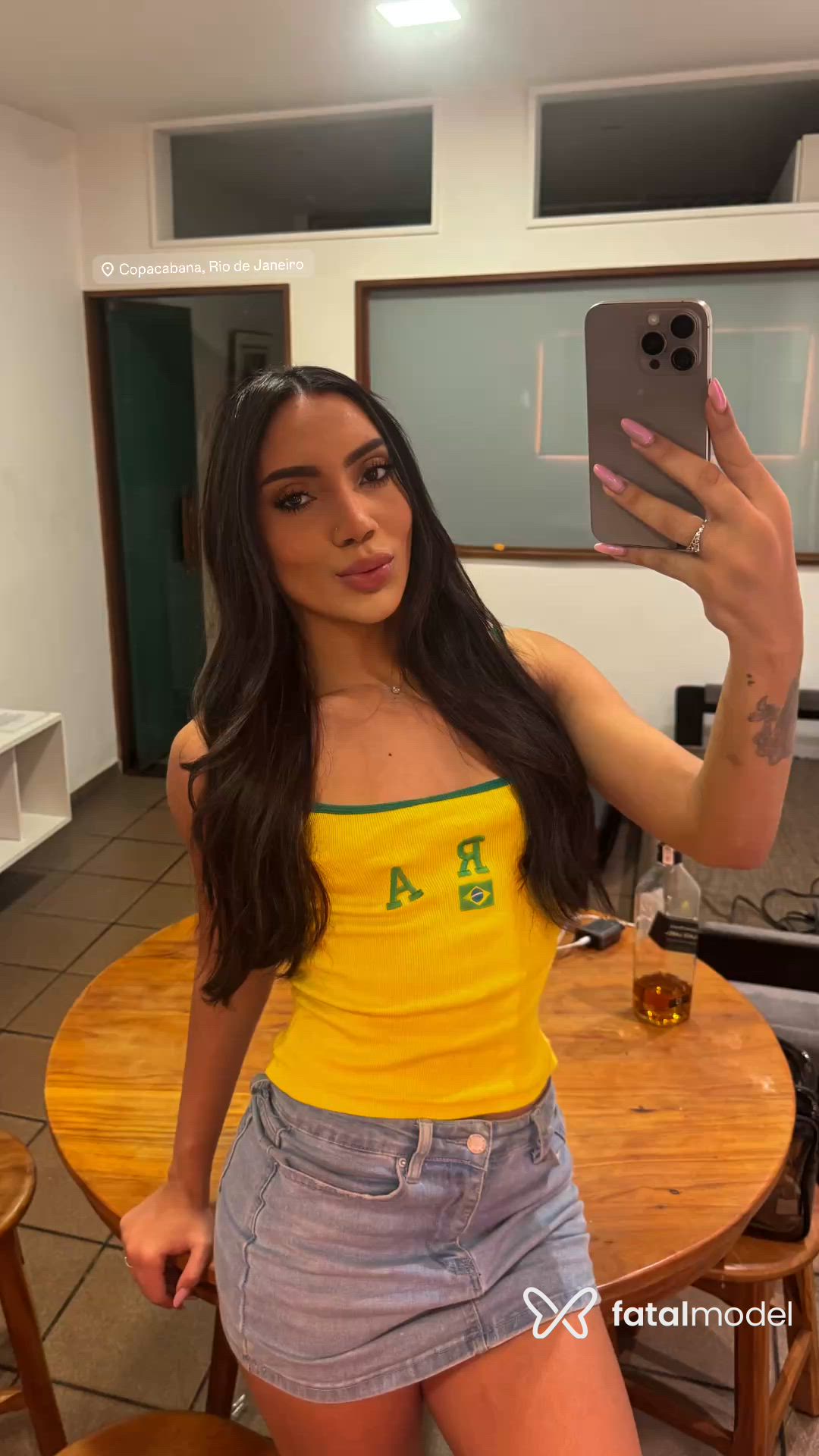 Acompanhante mulher trans morena (o) de olhos pretos - Kauani