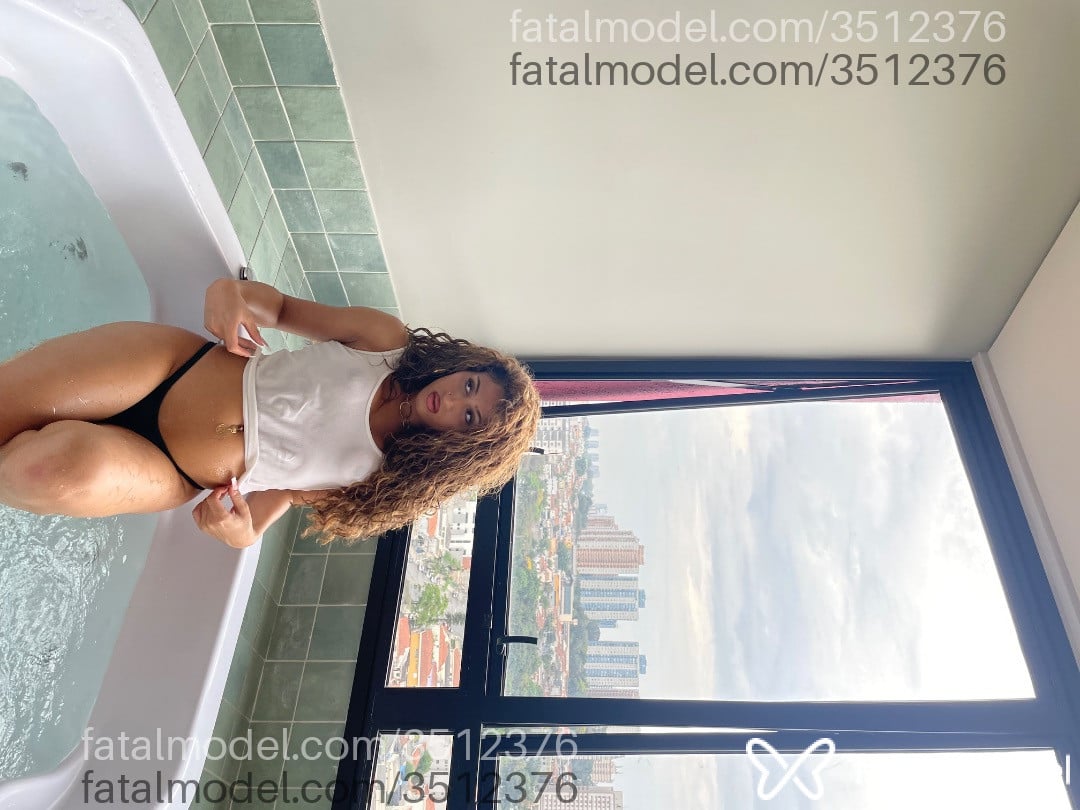 Acompanhante mulher trans loira (o) de olhos castanhos - Sofia Mel