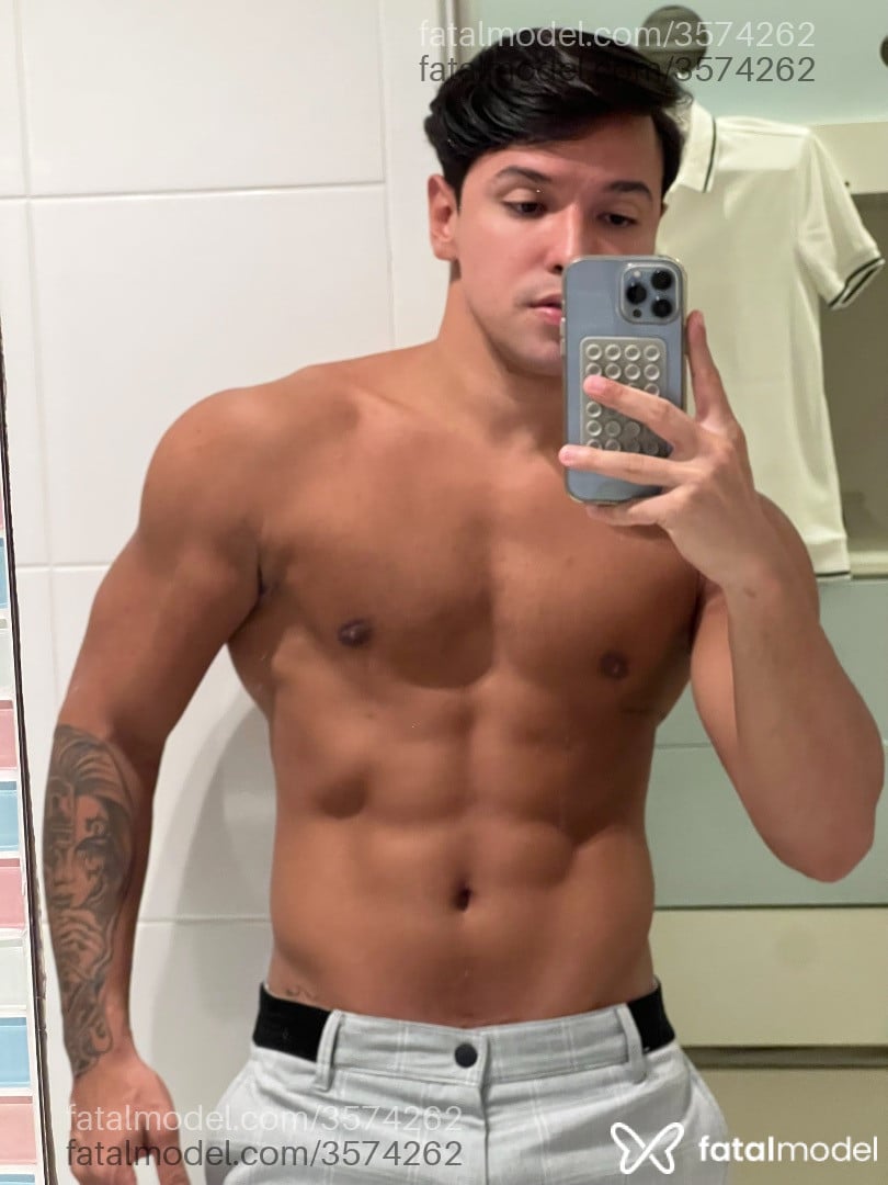 Acompanhante homem morena (o) de olhos castanhos - Lucas Acompanhante homem morena (o) de olhos castanhos - Lucas
