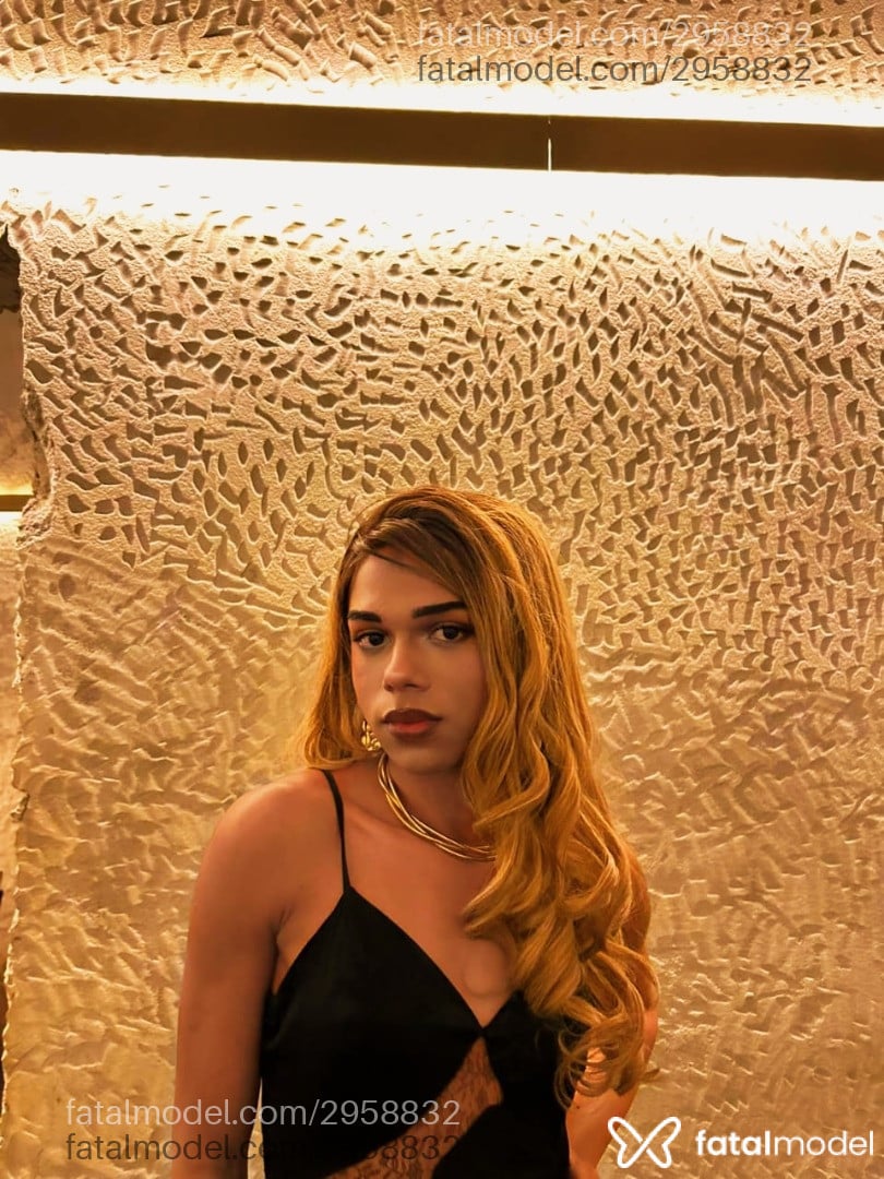 Acompanhante mulher trans loira (o) de olhos castanhos - Chiara